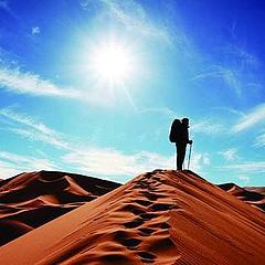 一个人穿行沙漠