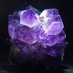 半明紫晶